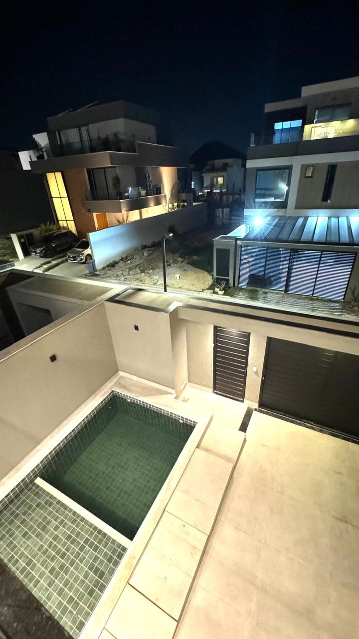 Vista da área externa e piscina