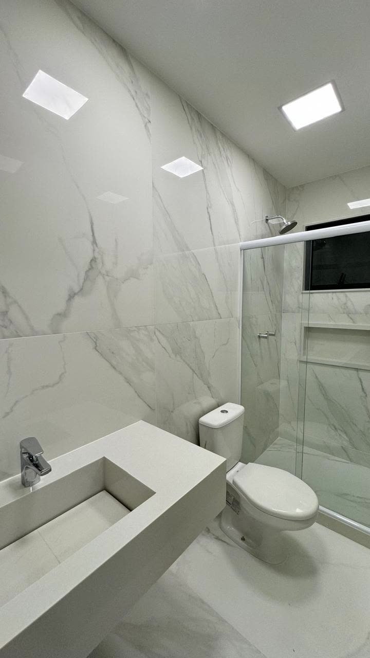 Banheiro em mármore branco