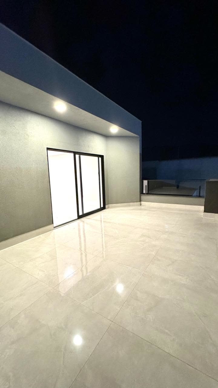 Banheiro com box de vidro