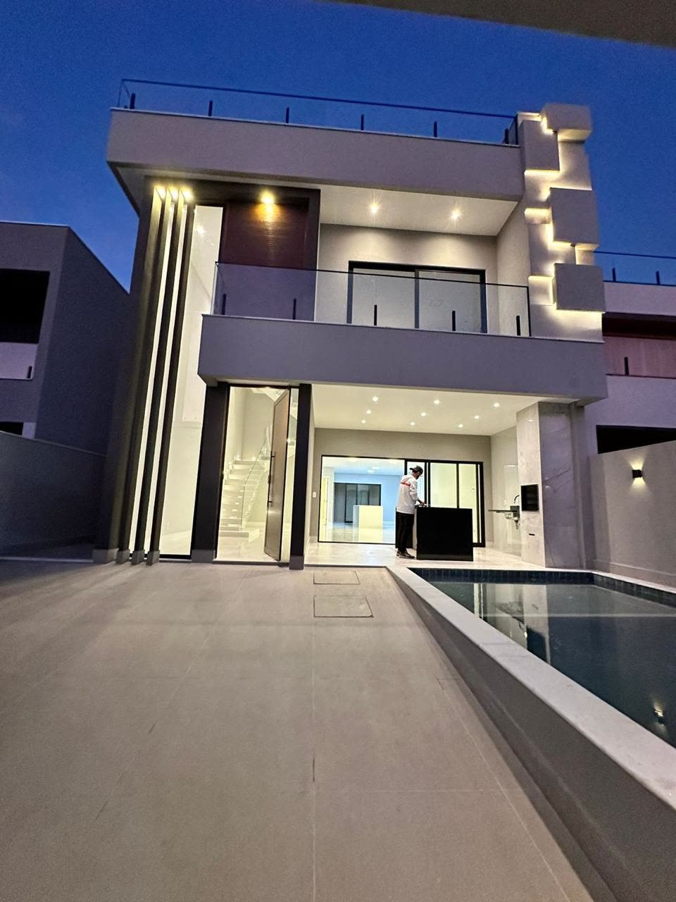 Fachada da residência ao entardecer