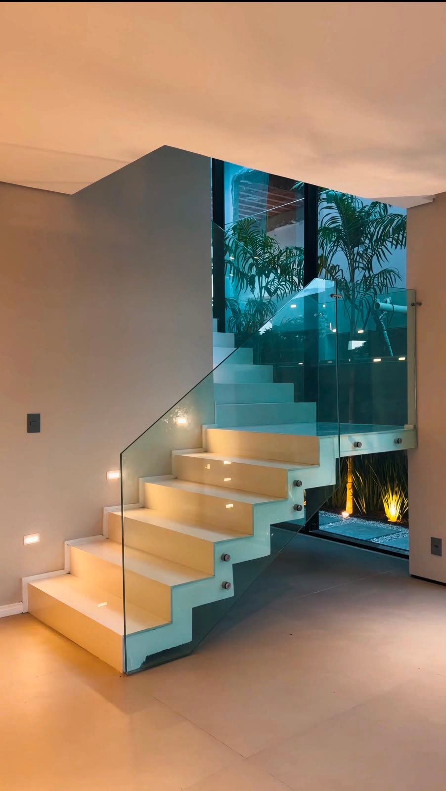 Escada suspensa com guarda-corpo de vidro